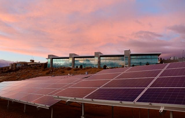 太陽光発電の年間発電量に影響を与える要因を解説した画像