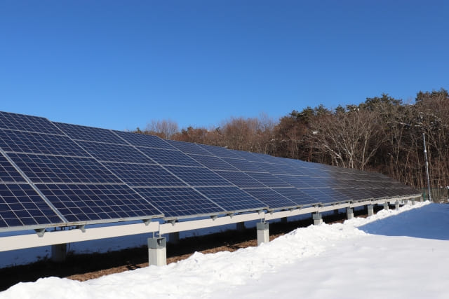 雪国の太陽光発電の様子を撮った写真