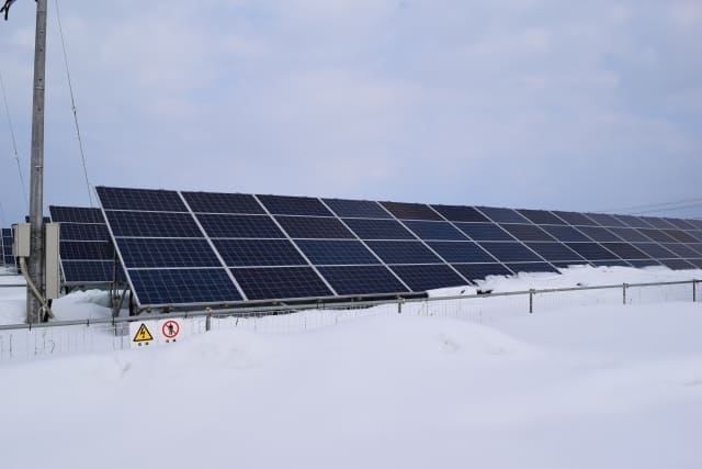 積雪地域の太陽光発電の写真