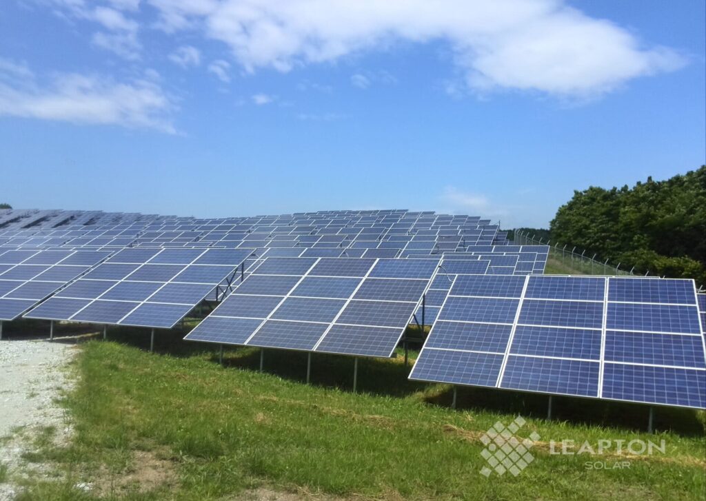 地上設置型太陽光発電の写真