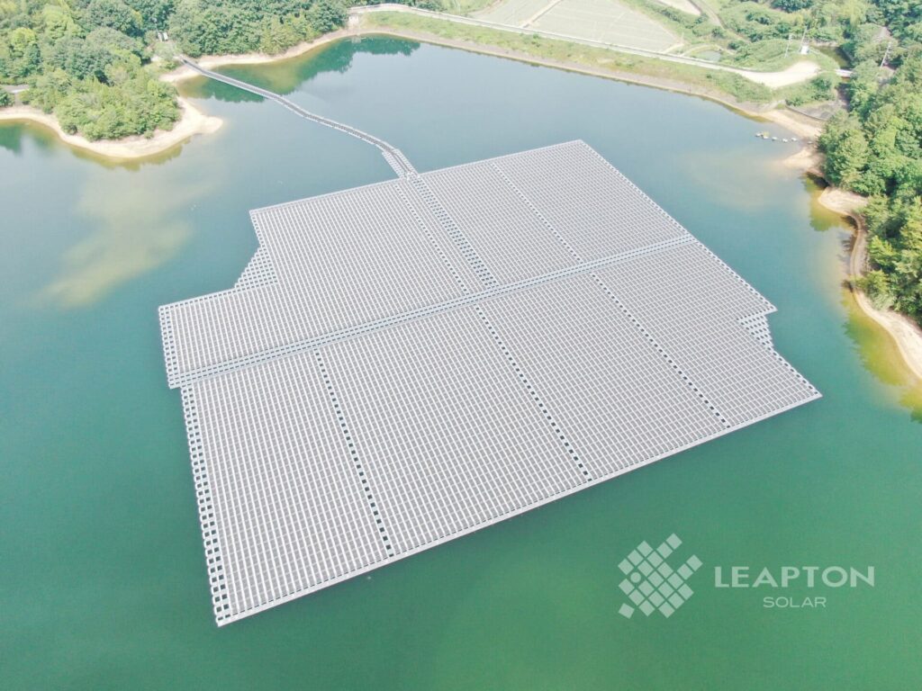 水上設置型太陽光発電の写真