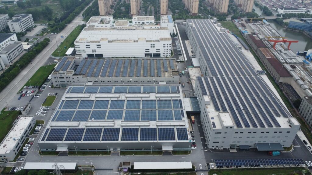 電気代の削減効果を狙った工場屋根の太陽光発電の写真