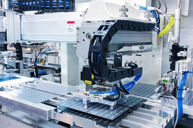 リープトンエナジーのN-type太陽電池モジュール製造工程の写真