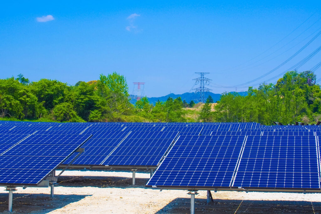 気温が高い真夏の太陽光発電の写真