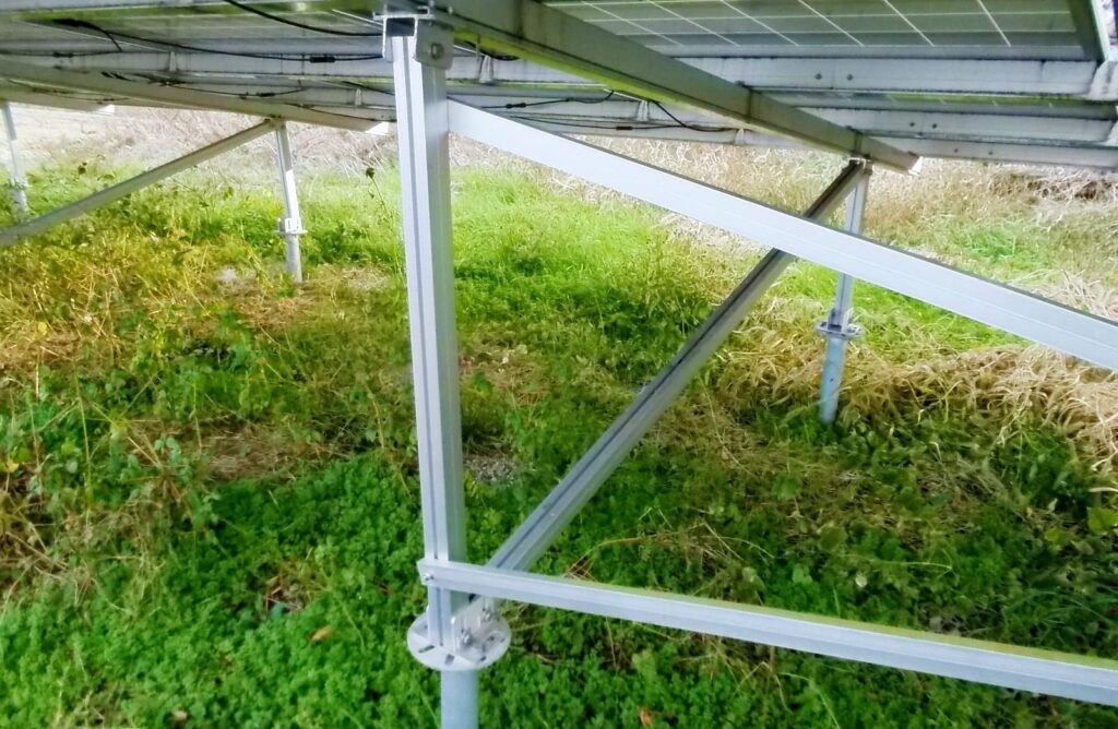 太陽光発電の発電効率を上げる架台の角度の写真