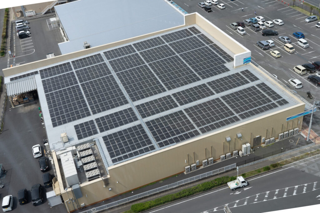 工場屋根への設置に向いている太陽光発電を紹介する見出し画像