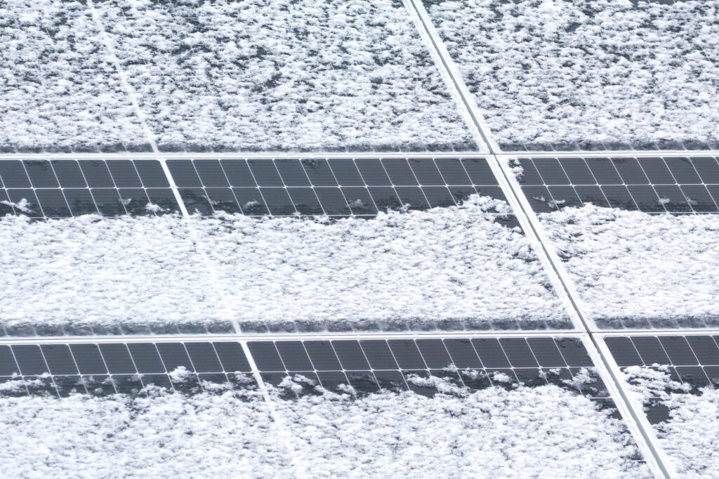 積雪地域におすすめな太陽光パネルと架台を紹介する画像
