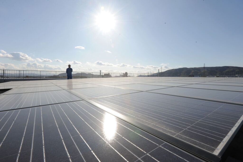 太陽光発電に日差しが当たる様子の画像