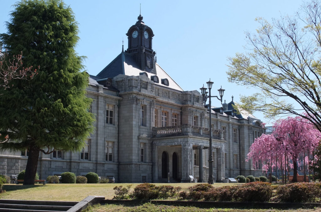 山形県の補助金を助成している旧山形県庁の写真