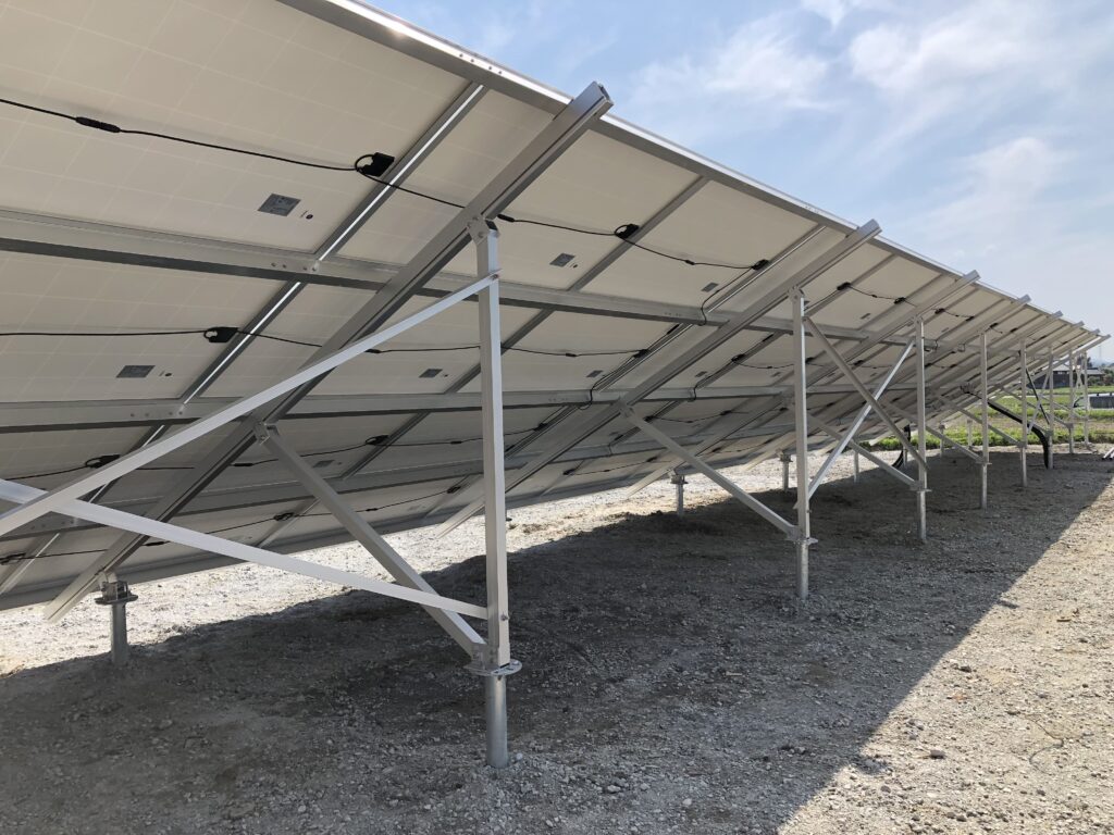 野立架台を選ぶポイントである角度設計ができる架台の写真