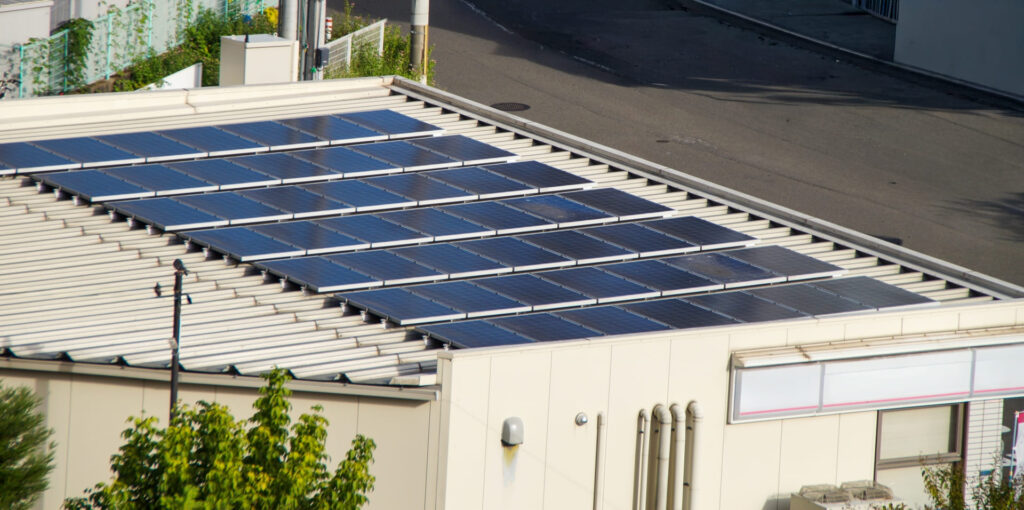 補助金を活用して太陽光発電を設置したコンビニの写真