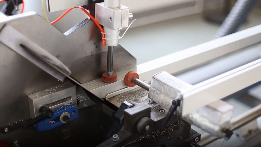 リープトンエナジーのアルミ架台工場の写真