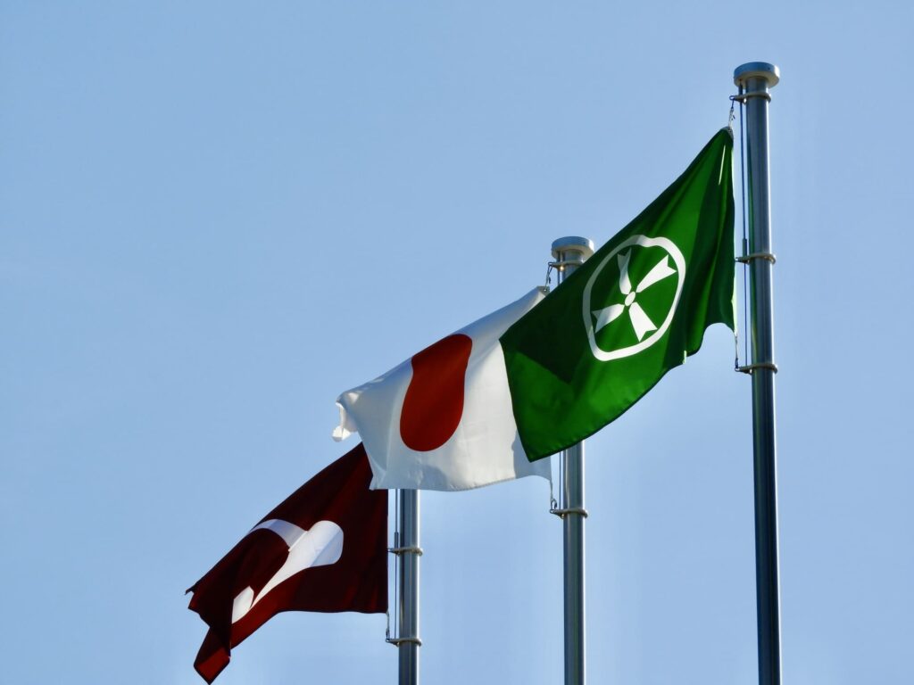 太陽光発電の補助金を募集している秋田県と秋田市の旗