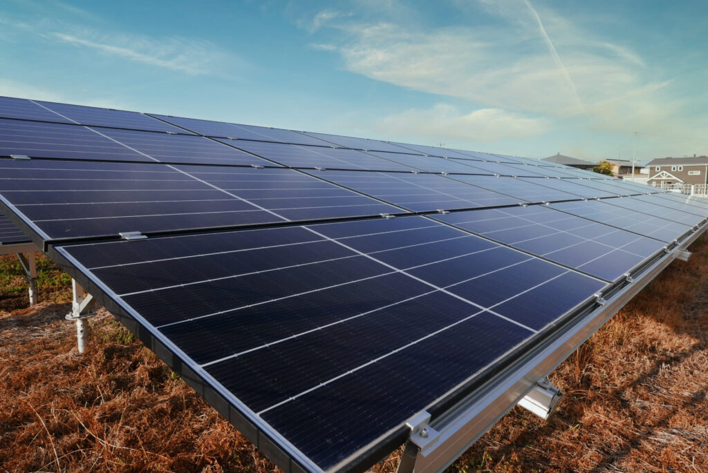 企業が設置している野立て太陽光発電の写真