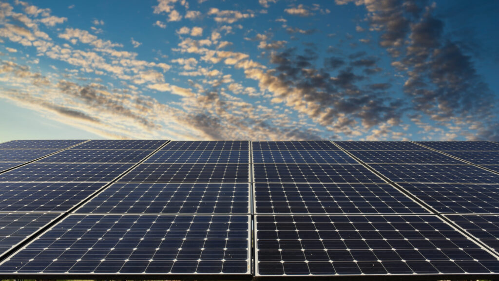 夕方の太陽光発電の写真