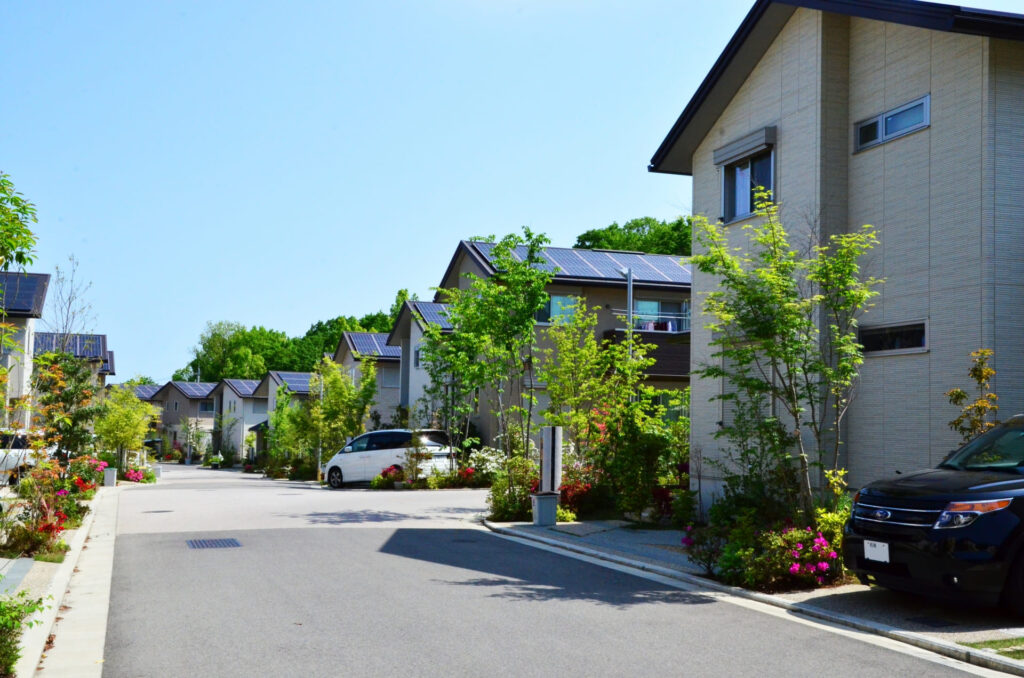 住宅密集地の太陽光パネル