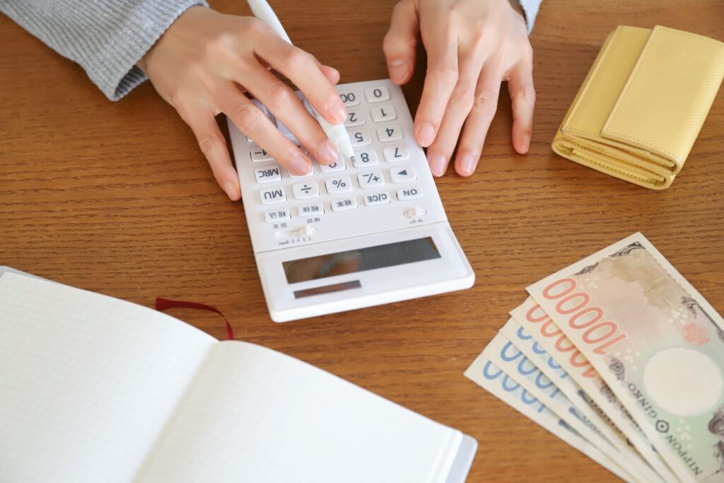 太陽光パネル洗浄の費用相場について計算している人の画像