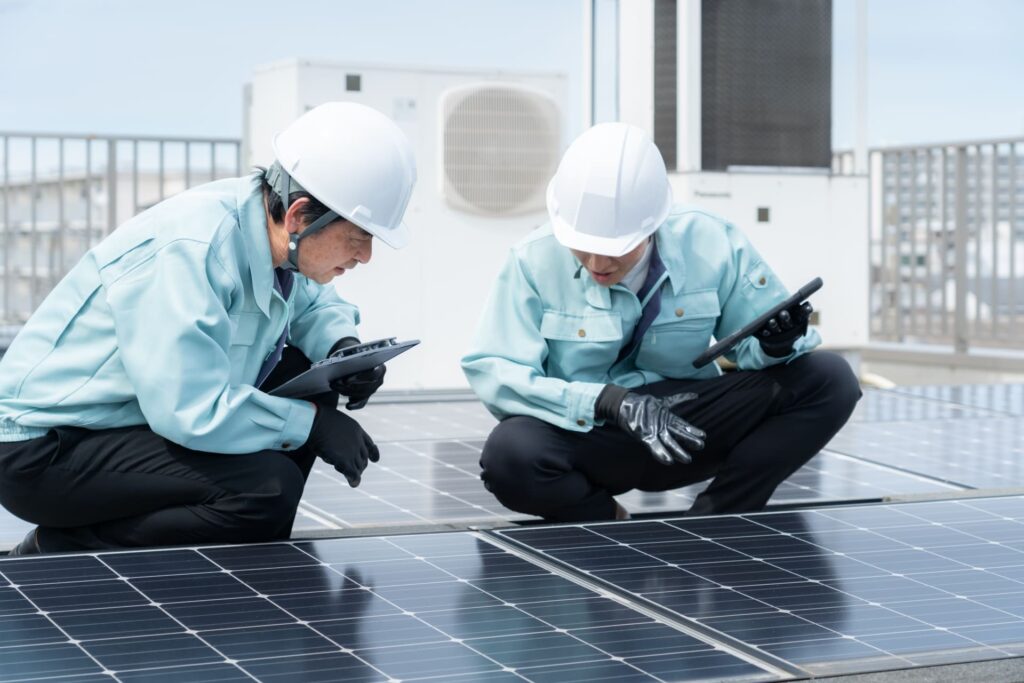 太陽光発電洗浄を検討するタイミングを探る人の画像