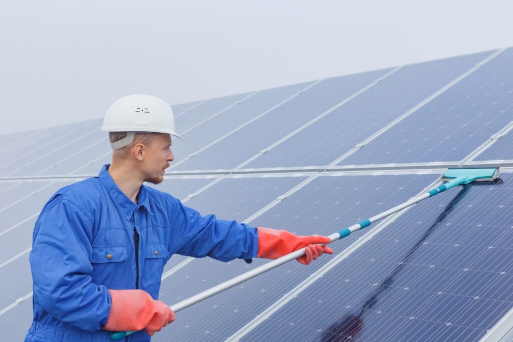 太陽光パネルの洗浄を行ている人の写真