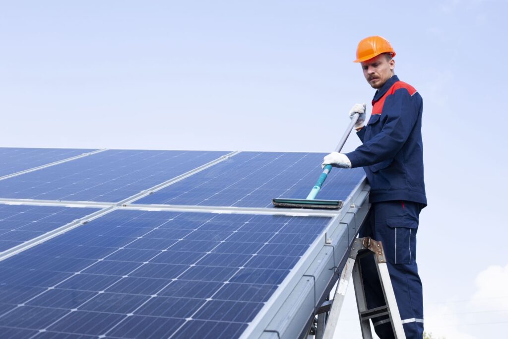 太陽光パネルを洗浄している人