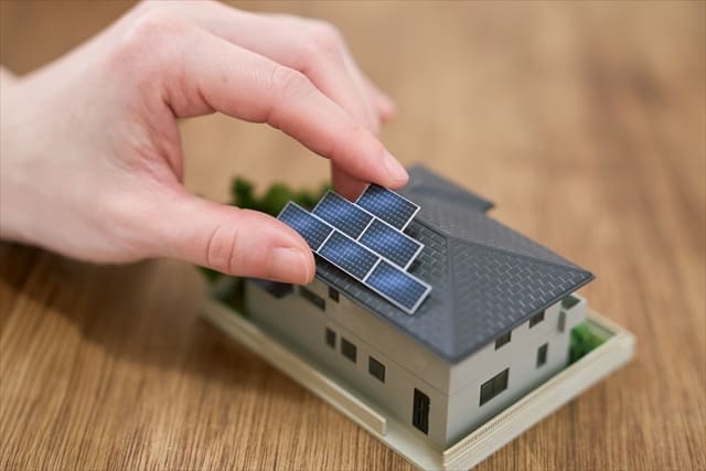 太陽光パネルを家につけるイメージの写真