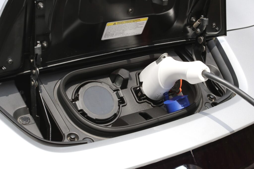 電気自動車を充電している様子の画像